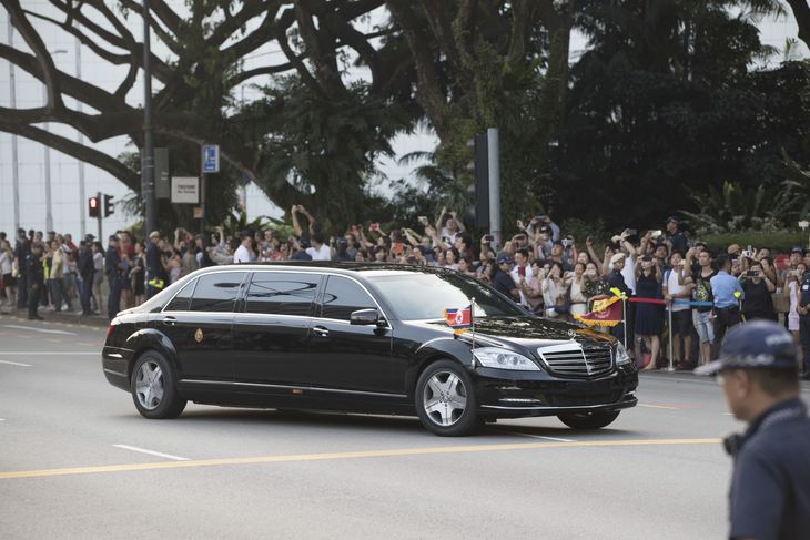 I denne limousine sidder Kim Jong-un, da han ankommer til Istana, som er den Singapores premierministers officielle bolig. Foto: Ling/AP