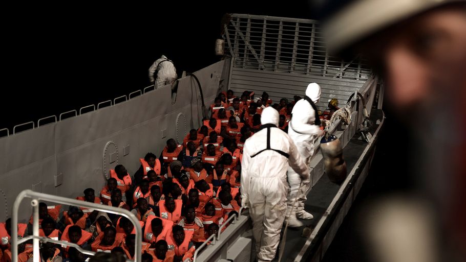 Et skib med 629 flygtninge ligger lige nu i farvandet mellem Italien og Malta, som ikke vil have at de kommer i land. Foto: Rizau/ScanPix/Reuters