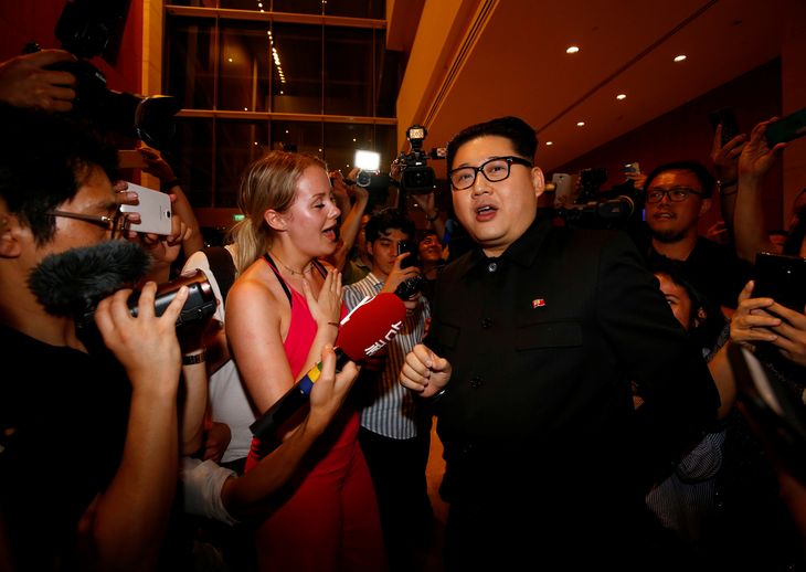 Kim Jong-un tog sig tid til en snak med en australsk-kinesisk journalist, efter at han forlod et arrangement på Hotel Marina Bay i Singapore mandag aften, lokal tid. Foto: AP