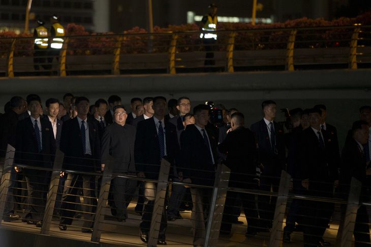 Kim Jong-un og hans 50 mand store delegation er svære at fange på kamera, mens de er i Singapore. Men de blev set i samlet flok mandag aften lokal tid, mens de var på tur til Marina Bay. Foto: AP