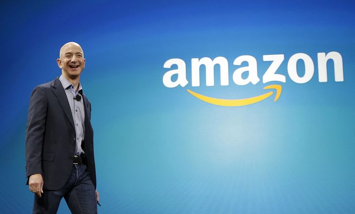 Denne mand har over 100 milliarder dollars på lommen. Alligevel behandler Jeff Bezos ifølge den internationale fagbevægelse sine ansatte som robotter. Foto: Ted S. Warren/AP