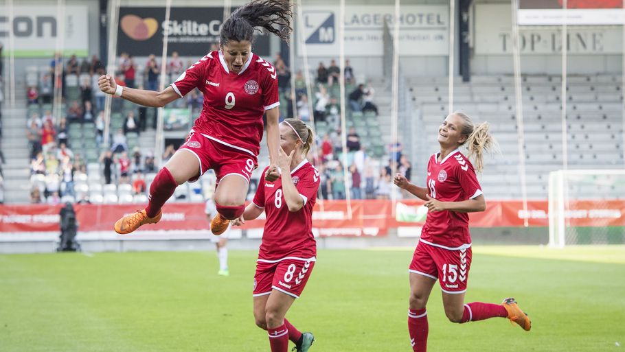 Nadia Nadim springer højere end på noget andet tidspunkt i kampen, da hun dybt i overtiden har bragt Danmark på 2-1 med sin anden scoring på få minutter. Foto: Bo Amstrup/Ritzau Scanpix