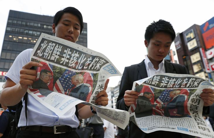 I Asien har der været enorm interesse for topmødet. Her læses der avis i Japan. Foto. AP