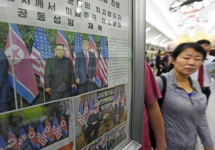 Trump og Kim Jong-un pryder forsiden på en lokal avis i Pyongyang. Nordkorea. Foto: AP 