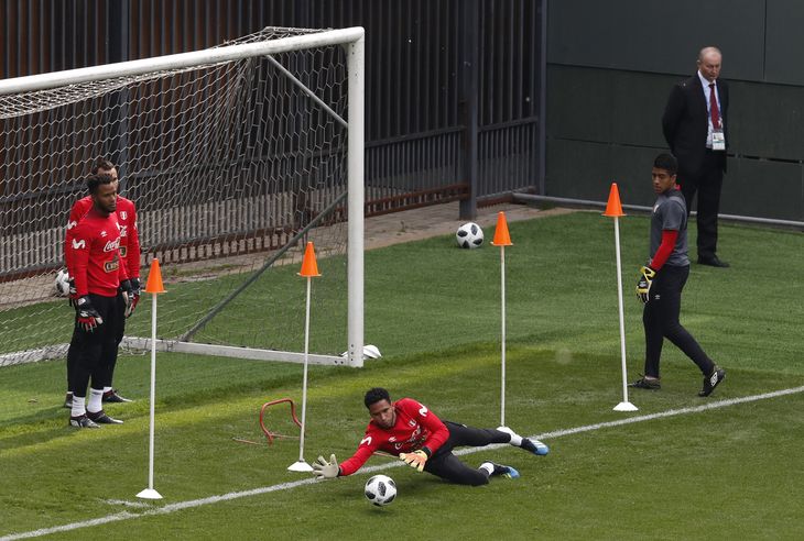 Peru-spillerne til tirsdagens træning inden mødet med Danmark. Foto: Eduardo Verdugo/AP