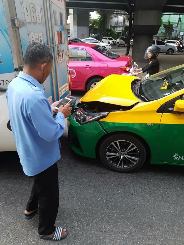 Sådan så det ud, da taxaen kørte op i bagenden af en stor varevogn. (foto: Viral Press)