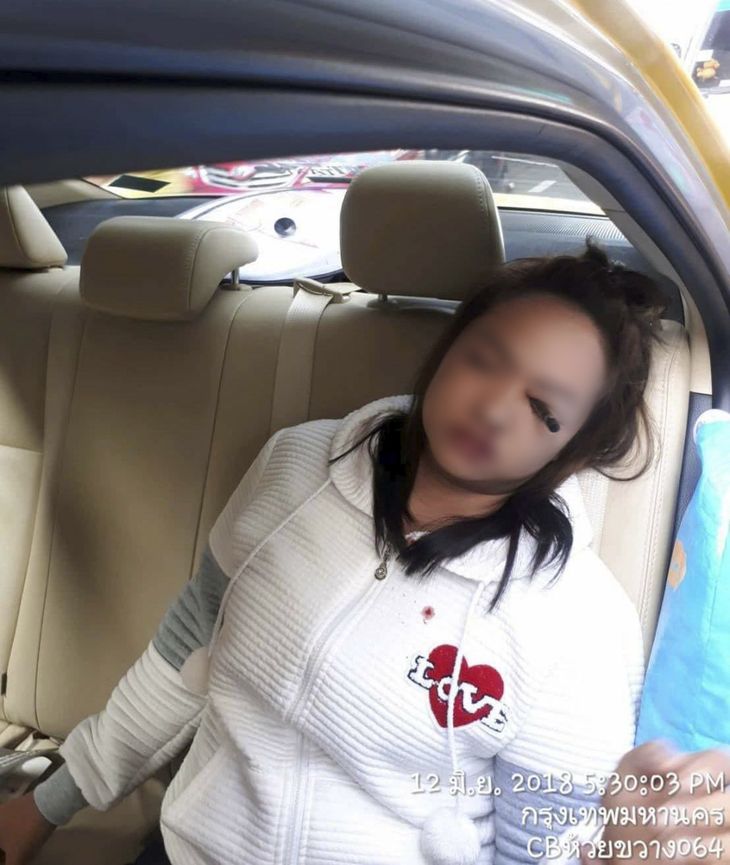 Her sidder den unge kvinde på bagsædet af taxaen med eyelineren dybt begravet i sit ene øje. (foto: Viral Press)