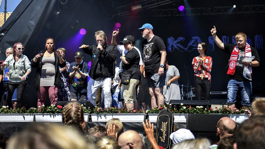 Som en anden Iggy Pop inviterede Johnny Hansen publikum på scenen, da Kandis ramte Sølund onsdag eftermiddag. Foto: Anita Graversen