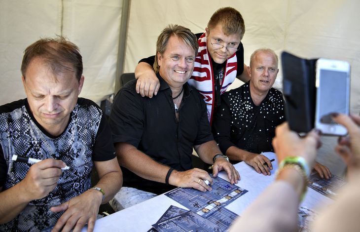 Efter koncerten var køen for at få en autograf af Johnny Hansen mindst 50 meter lang. Foto: Anita Graversen