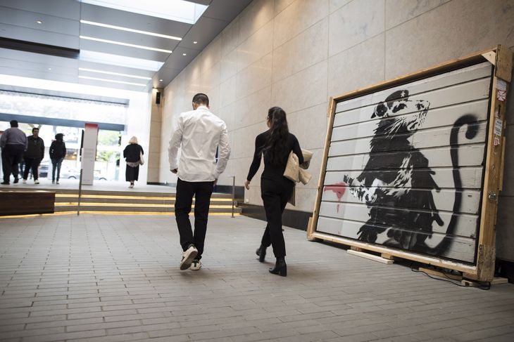 Et af Banksy's kendte motiver, der er står ved en tunnel i Toronto. Foto: AP