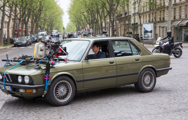 Anden generation af BMW 5-serie, E28, er efterhånden en sjældenhed på de danske veje. Det stopper dog angiveligt ikke Ethan Hunt fra at give den en hård behandling. Foto: Paramount Pictures/BMW