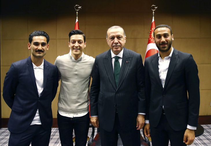 På et billede fra 13. maj optræder de to tyske Premier League-stjerner med tyrkiske rødder Ilkay Gündogan og Mesut Özil med Tyrkiets præsident Recep Erdogan. Foto: AP/Presidential Press Service