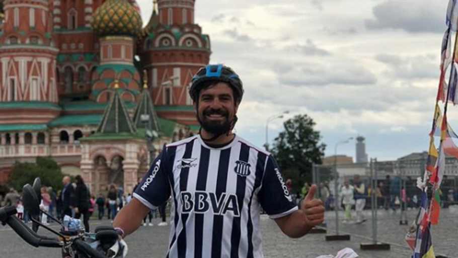 Efter fem måneder nåede Lucas Ledezma til Moskvam, hvor han her ses foran den bolsjefarvede Vasilijkatedral i Moskva. Foto: Privat