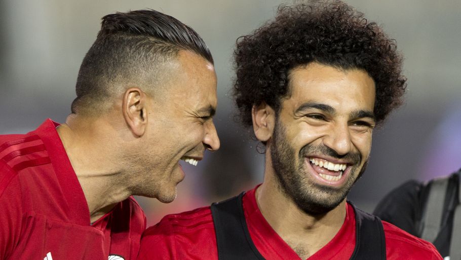 Stemningen var høj ude på bænken hos Mo Salah og målmand Essam El Hadary, indtil smilene stivnede med Uruguays sene scoring. Foto: AP