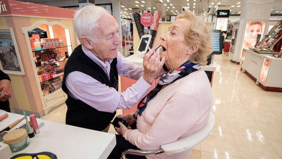 Den 84-årige Des er her ved at lægge make-up på sin 83-årige kone Mona, der snart bliver helt blind. (Foto: Ritzau/Scanpix)