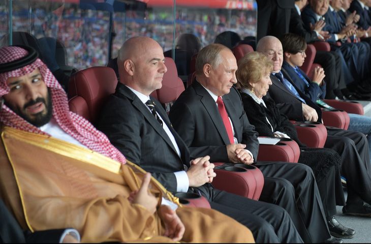 Saudi-Arabiens kronprins Mohammed Bin Salman, FIFA's præsident Gianni Infantino og Ruslands Vladimir Putin så hjemmeholdet bade sig til en sikker sejr. Foto: AP