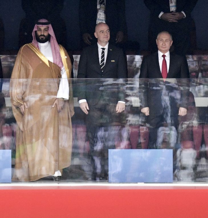 Fra åbningskampen ved VM i Rusland. Infatino i midten sammen med Putin og den saudiske kronprins. Foto: AP