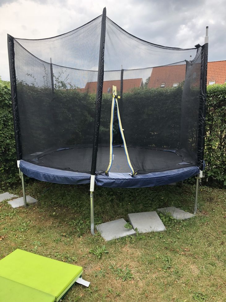 Familien Mouritsen har haft deres trampolin i fire år, og ifølge Rikke Mouritsen har de aldrig modtaget en klage. I deres forening er cirka seks trampoliner. Foto: Privat