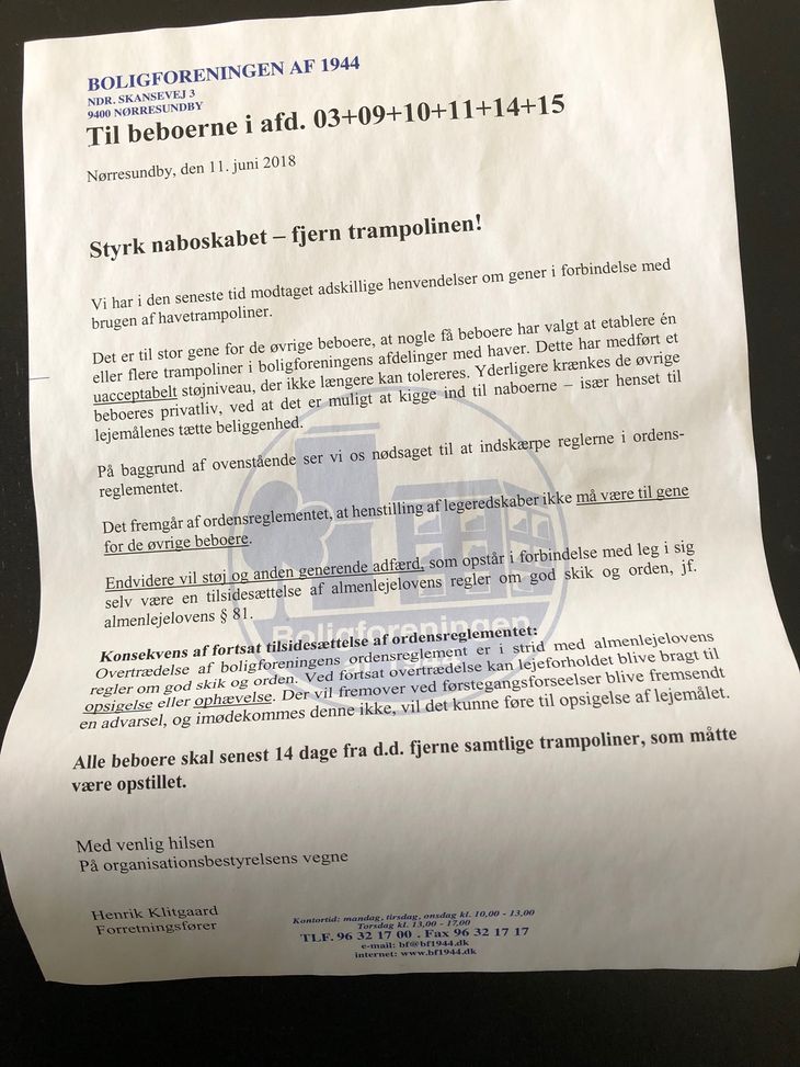 Dette brev modtog Rikke Mouritsen mandag fra sin boligforening. Nu skal trampolinen fjernes, hvis hun vil beholde hjemmet. Foto: Privat