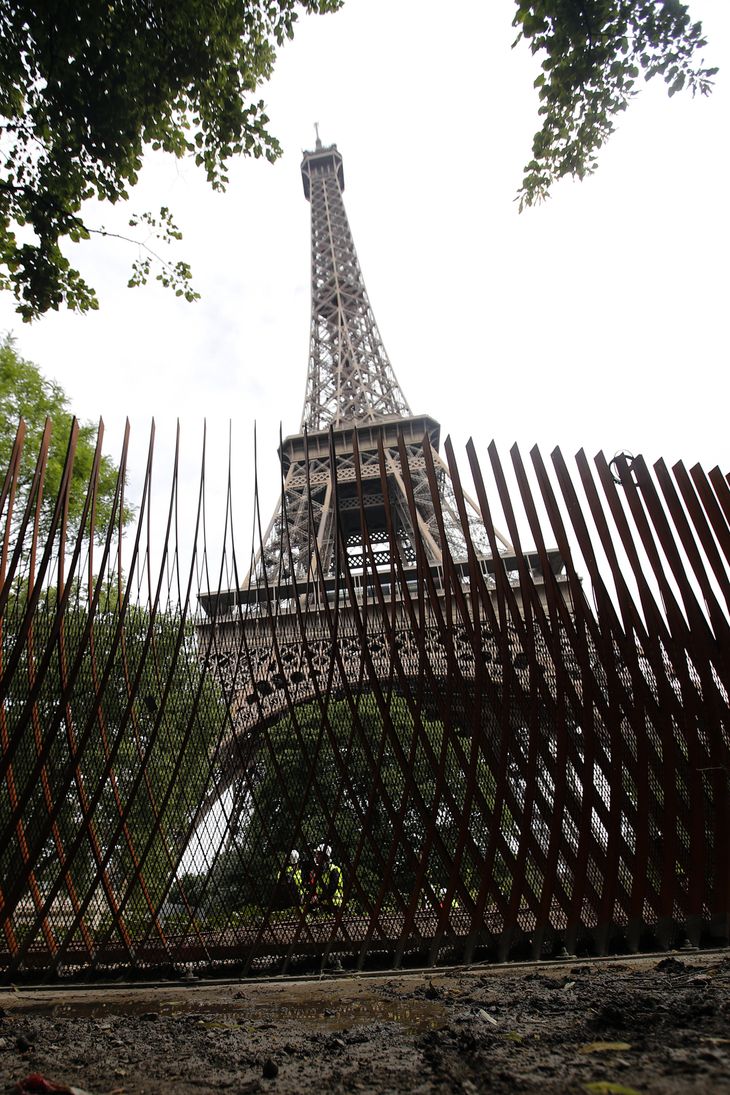 Det skal være sikkert for millionhorden af turister at bevæge sig op i Frankrigs mest berømte monument. Foto: Francois Mori/AP