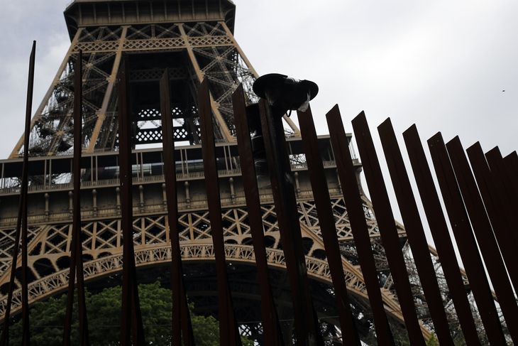 Metalhegnet er også med til at sikre Eiffeltårnet. Foto: Francois Mori/AP