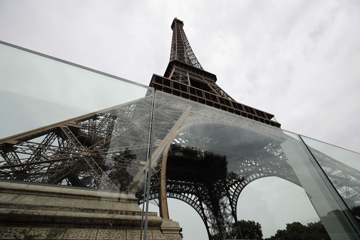 Dette glas skal være med til at sikre Paris' vartegn. Foto: Francois Mori/AP