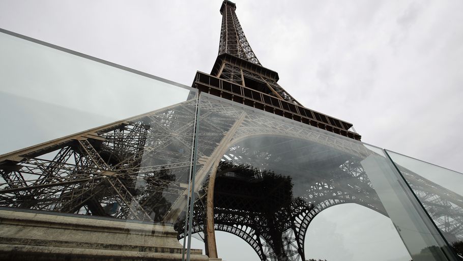 Dette glas skal være med til at sikre Paris' vartegn. Foto: Francois Mori/AP