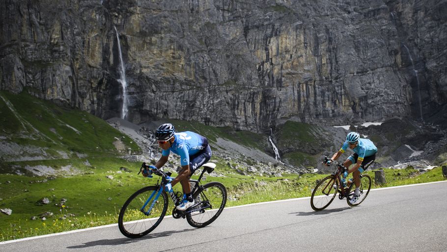 Jakob Fuglsang kom sammen emd Richie Porte lige efter Nairo Quintana, der vandt 7. etape. Foto: Gian Ehrenzeller/AP/Ritzau Scanpix