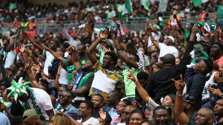 Der er altid liv i de nigerianske fans, men levende kyllinger kan de godt glemme. Fotos: All Over Press