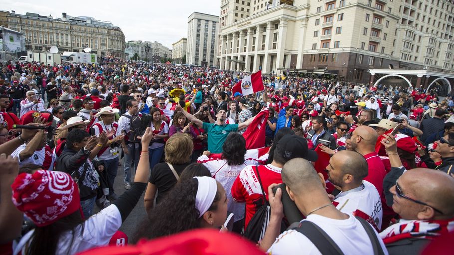De peruvianske fans har indtaget Rusland. Her holder de fest i det centrale Moskva. Foto: AP