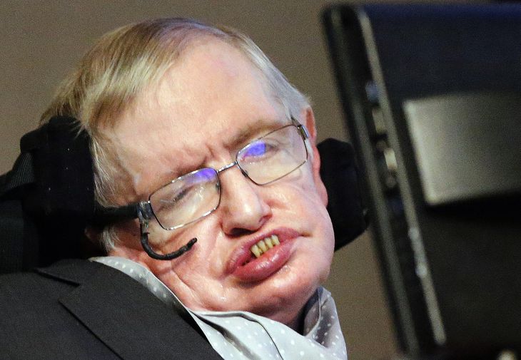 Stephen Hawking var ramt af sygdommen ALS og sad i mange år i kørestol, hvor han kommunikerede ved hjælp af en maskine. Foto: Frank Augstein/AP