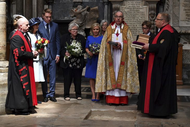 Dean of Westminster, John Hall, holder her asken, mens både Hawkings enke Jane og datter Lucy ser til. Foto: Ben Stansall/Ritzau Scanpix