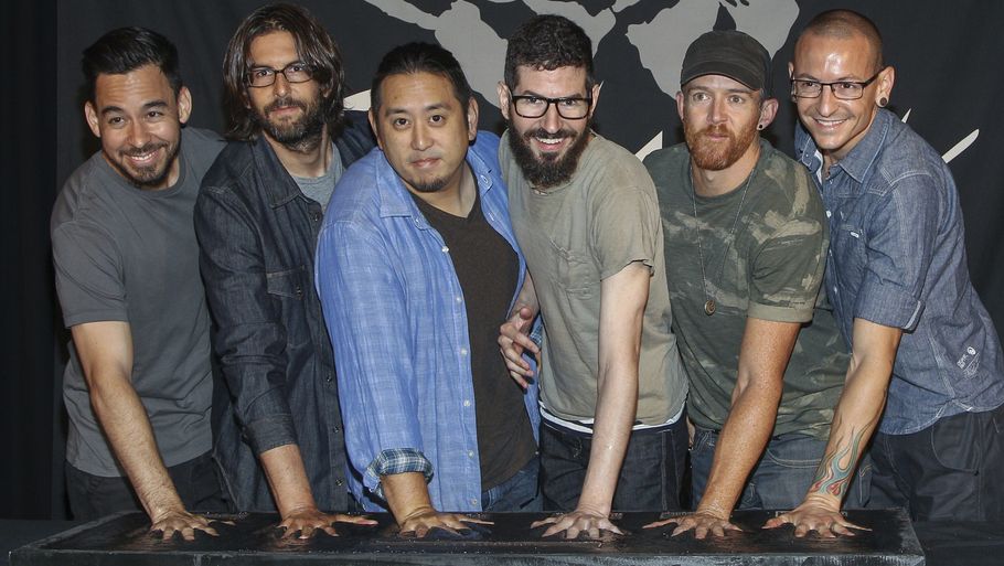 Det har været hårdt for Mike Shinoda (yderst til venstre) efter Chester Benningtons død i 2017. Foto: AP