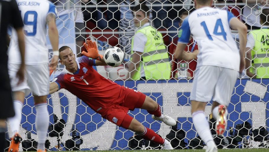 Halldorsson redder Messis straffe i VM-kampen mellem Argentina og Island. Foto: AP