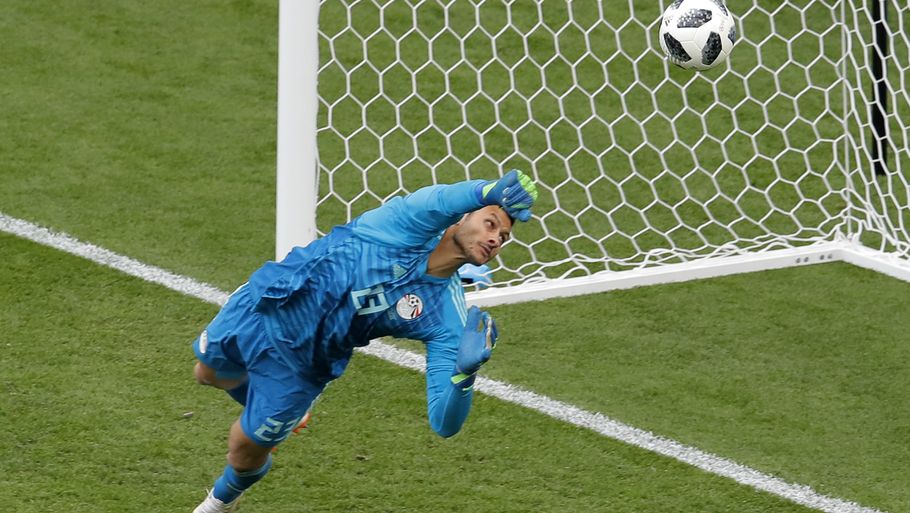 Mohamed Elshenawy brugte hænderne flittigt og godt mod Uruguay, men han ville ikke modtage sin hæder som kampens bedste. Foto: AP