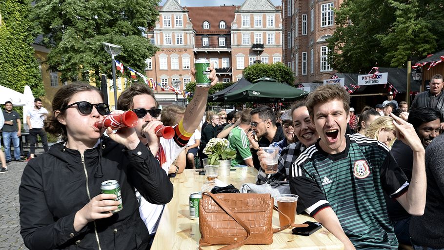 Trut-li-hut. Danskerne tror, at landsholdet går videre fra VM-puljen i Rusland. Foto: Ernst van Norde
