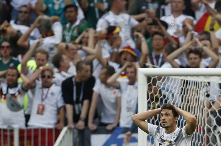 Mats Hummels ærgrer sig efter Tysklands overraskende nederlag til Mexico. Foto: Eduardo Verdugo/AP