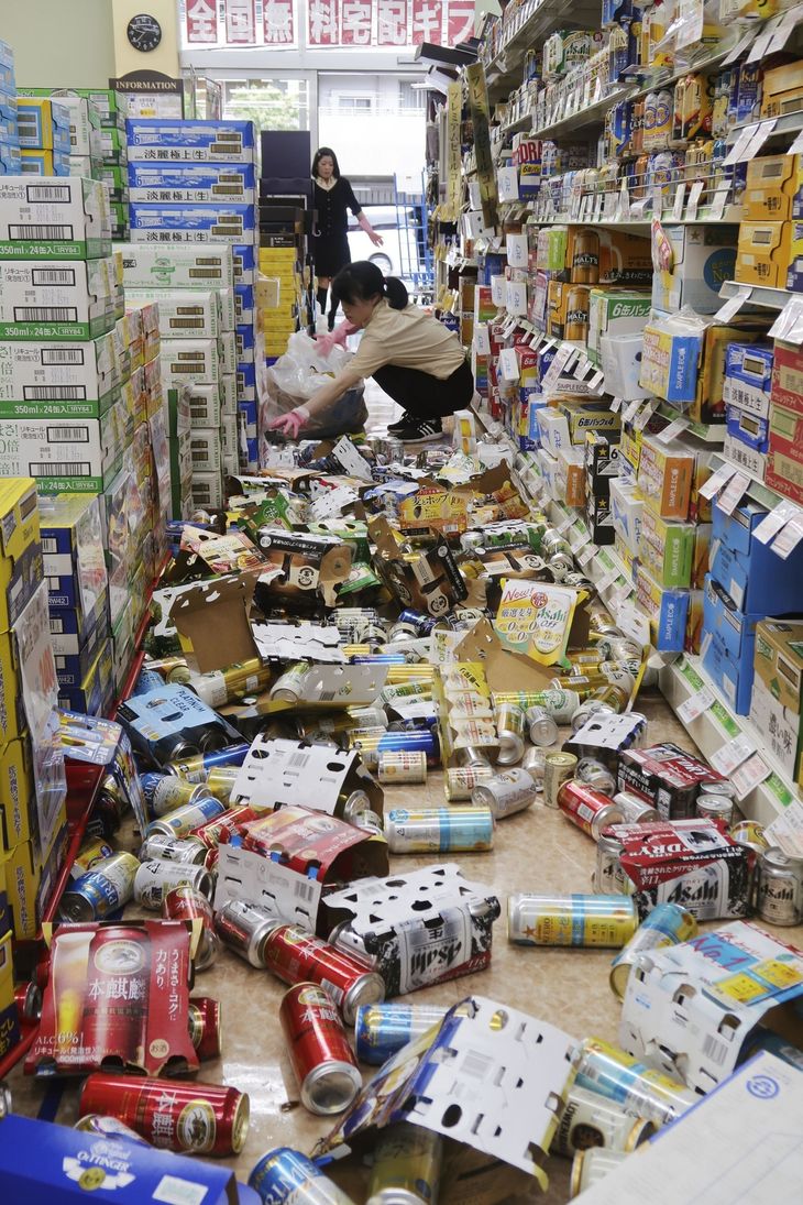 Tv-billeder fra Osaka viser ødelagt inventar i butikkerne. Foto: AP