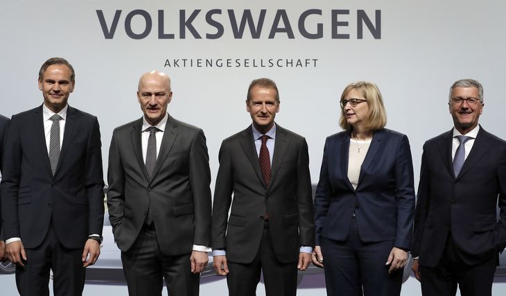 Rupert Stadler længst til højre sammen med den øvrige del af bestyrelsen i Volkswagen. Foto: AP