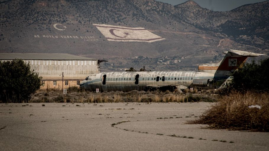 Flyene står stadig parkeret i den nu efterladte lufthavn, som tidligere var propfyldt med turister. Foto: All Over