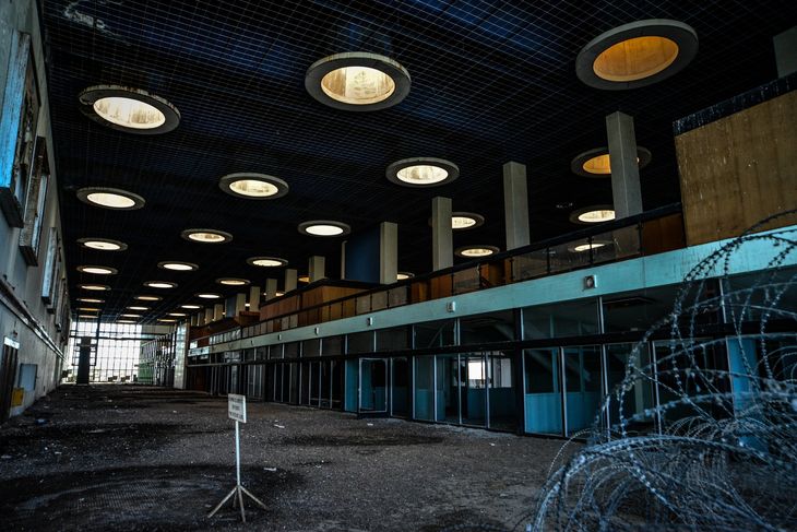 Her ses en af de efterladte terminaler i den efterladte lufthavn på Cypern. Foto: All Over