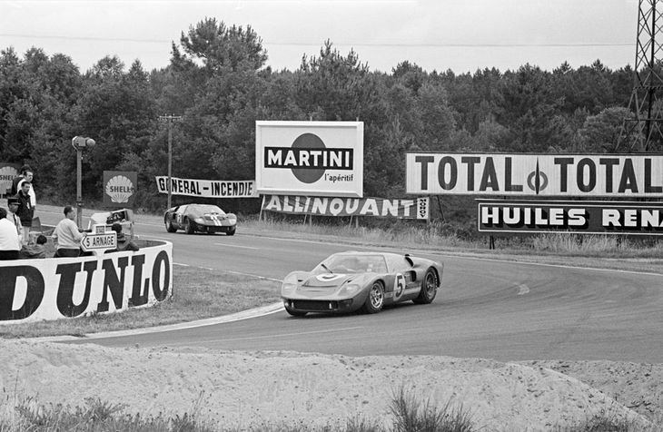 De tre Ford GT40 var totalt dominerende under Le Mans-racerløbet i 1966. Det eksemplar, der nu skal på auktion, ses her foran en af kollegerne under løbet. Foto: Courtesy of The Klemantasky Collection / RM Sotheby's