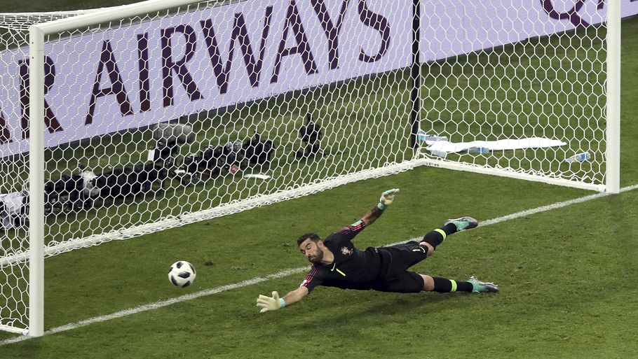 Patricio måtte se bolden havne i eget net hele tre gange mod Spanien. Foto: Thanassis Stavrakis/AP.