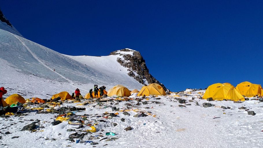 Dette billede er taget den 21. maj 2018 i Camp 4 på Mount Everest og viser tydeligt, hvor stort et affaldsproblem der er på verdens højeste bjerg. Foto: AFP