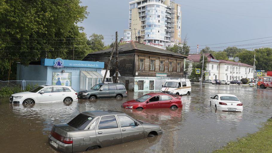 Der er oversvømmelse i Novgorod, hvor Argentina og Kroatien spiller mod hinanden torsdag aften. Foto: AP