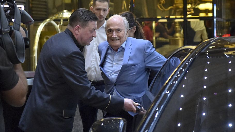Sepp Blatter er gæst hos Vladimir Putin på trods af at han har fået seks års karantæne fra at arbejde med fodbold. Foto: Dmitry Serebryakov/AP/Ritzau Scanpix