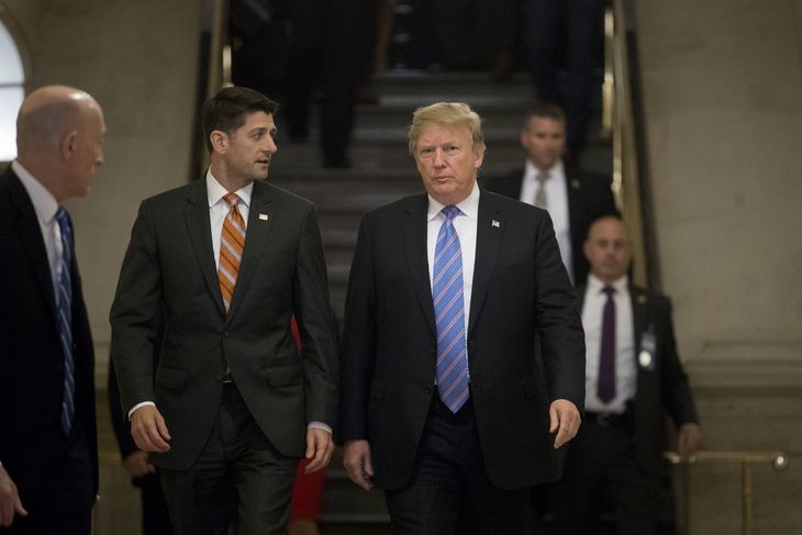 Donald Trump aflagde tirsdag et sjældent besøg i USA's Kongres. Her ses han med partifællen Paul Ryan. Foto: AP