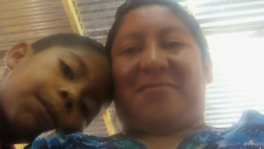 Beata Mejia-Mejia og sønnen Darwin i en selfie, inden de tog flugten fra Guatemala til USA. Foto: AP
