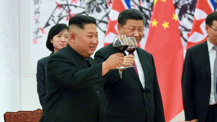 Nordkoreas leder, Kim Jong-un, og Kinas præsident, Xi Jinping, skåler. Foto: AP