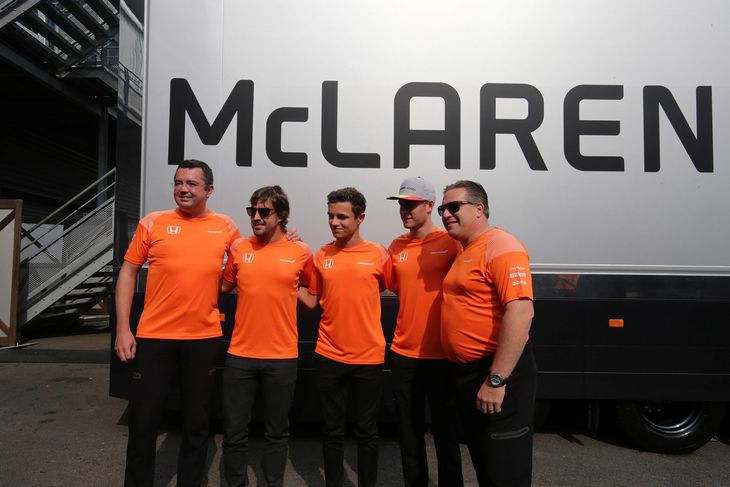 McLarens tre kørere i selskab med ledelsen - Eric Boullier (t.v.) og Zak Brown (t.h.). Der har ikke været meget at smile af på det seneste. Foto: imago sport/All Over Press